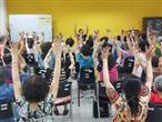 講師帶領學員雙手舉高比數字動作